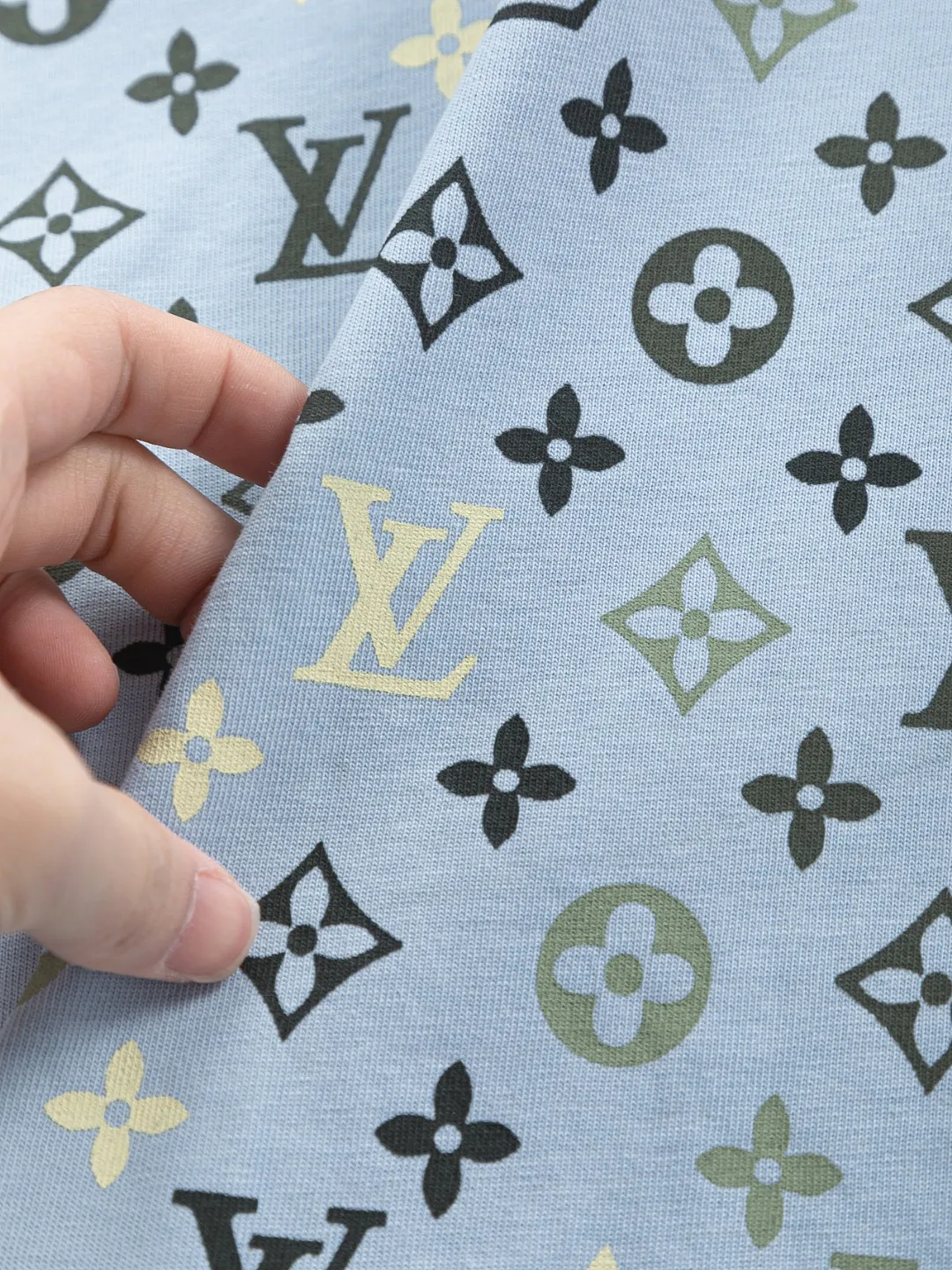 🅿️200 Louis Vuitton 1V LV lv slightly wide version S-XL LV 26ss new products are available at the counter simultaneously. Multiple craftsmanship. Chest patch letters 🪡 embroidery. Back patch letters four-leaf clover 🍀🪡 embroidery. Round neck short-sleeved T-shirt, same style for men and women! Consigned to one-to-one creation. Synchronized with the official website, pure cotton fabrics at the counter! It is close to the skin and comfortable, durable and easy to wear. It has a classic and simple logo design and meticulous original craftsmanship. Short-sleeves, a must-have item for men, do not appear to be the same for the general public, but must be unique and eye-catching. This LV short-sleeve is all about quality, comfort, the same shape and fashion as always, including fabrics and cutting techniques. All of them have been made with great effort! 320 grams of washed pure cotton fabric, pure cotton is breathable, very refreshing and comfortable for daily wear. The rib knitting on the neckline is smooth and tight, and the neckline will not be skewed if you toss it at will. The loose version, you will find that it looks really good on the upper body. The overall is minimalist and neat, super versatile for daily use! Pair it casually with a pair of pants for a youthful look. A T-shirt will make your outfit crazy. It is a fashionable item that can never go wrong! Color: Green Blue Purple Size: S-XL Size chart: S: Shoulder width 50-Bust 56-Length 70 M: Shoulder width 52-Bust 57-Length 72 L: Shoulder width 54-Bust 59-Length 74 XL: Shoulder width 56-Bust 62-Length 76